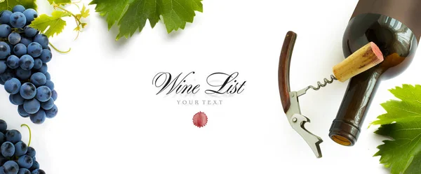 白の背景にワイングラス コルク栓 ブドウの束を持つワインのボトル テックスのためのスペースとパノラマのトップビュー — ストック写真