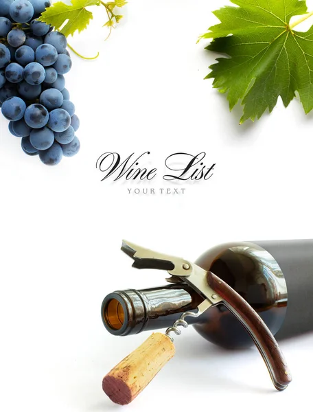 白い背景にコルク栓とブドウの束を持つワインのボトル テックスのためのスペースとパノラマのトップビュー — ストック写真