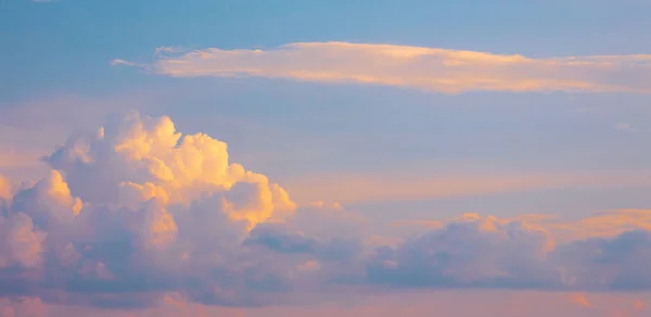 Abstrakcyjny Piękny Zachód Słońca Błękitne Niebo Tło Słoneczną Chmurą — Zdjęcie stockowe