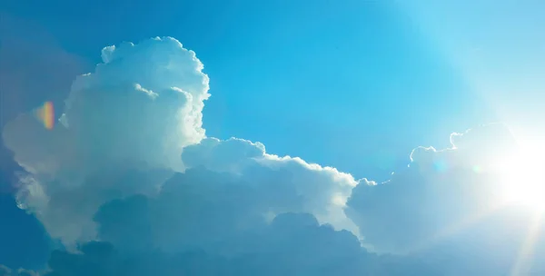 Elvont Gyönyörű Naplemente Kék Háttér Nap Felhő — Stock Fotó