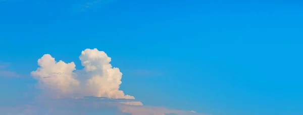 晴れた雲と抽象的な美しい夕日青い空の背景 — ストック写真