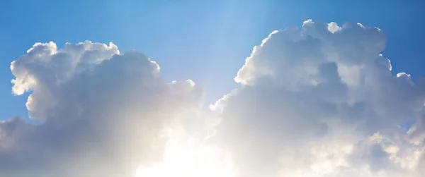 Elvont Gyönyörű Naplemente Kék Háttér Háttérvilágítással Napos Felhő — Stock Fotó