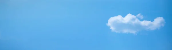 Abstrato Bonito Céu Azul Fundo Com Uma Nuvem — Fotografia de Stock