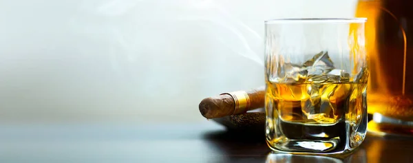 Whiskey Glas Sigaar Fles Luxe Heren Banner Achtergrond Met Kopieerruimte — Stockfoto