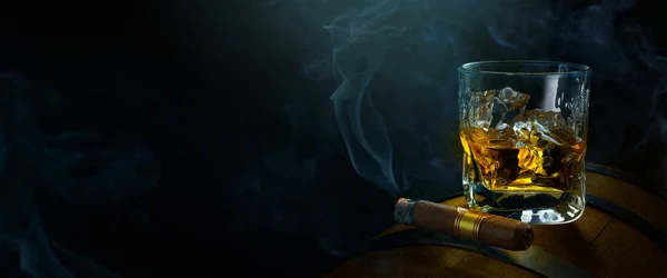 Whiskey Glass Cigar Old Oak Barrel Luxurious Men Club Banner — Stock Photo, Image