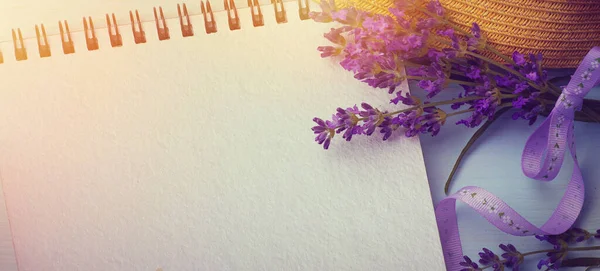 Livro Escrita Branco Com Flores Verão Chapéu Palha Fundo Espaço — Fotografia de Stock