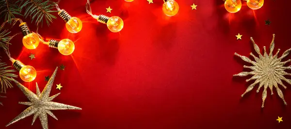 Kırmızı Zemin Üzerinde Noel Işığı Süslemesi Olan Noel Afişi Veya Stok Resim
