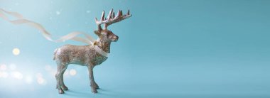 Masasında kurdele olan Noel Baba geyiği. Fotokopi alanı olan pankart veya tebrik kartı tasarımı