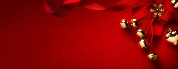 Noel Tebrik Kartı Veya Bayram Afişi Tasarımı Kırmızı Arkaplanda Altın Telifsiz Stok Fotoğraflar