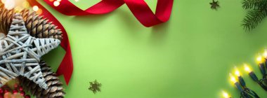 Noel ve çevre dostu el yapımı hediye süslemeleri. Ekonomik Noel tatili konsepti, fotokopi spac ile eko dekor pankartı tasarımı