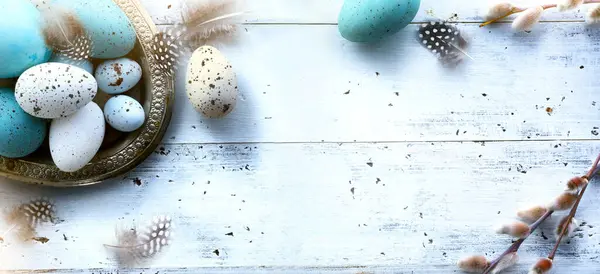 复活节背景与复活节彩蛋在白色桌 免版税图库照片