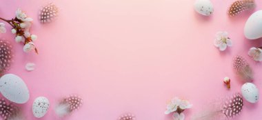 Paskalya yumurtaları ve bahar çiçekleriyle güzel bir bayram afişi.