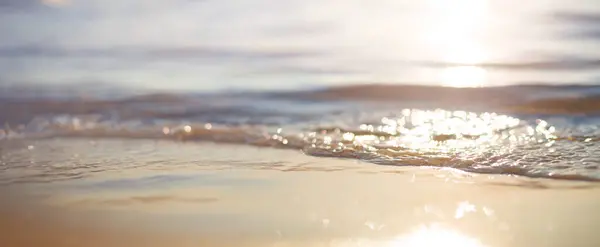 抽象的な夏の海の砂浜のバケーションの背景 夏の海のビーコンにボケの日の出の日没ライト ロイヤリティフリーのストック画像
