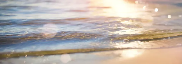 抽象的な夏の海の砂浜のバケーションの背景 夏の海のビーチにボケの日の出の日没ライト ストックフォト