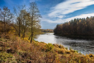 Litvanya, Vilnius yakınlarındaki Silenai bilişsel parkındaki Neris Nehri. Bu turistik doğa gezisi Neris bölge parkının bir parçasıdır..