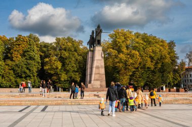 Vilnius, Litvanya - 30 Eylül 2022: Litvanya 'nın başkenti Katedral Meydanı' nda Grand Duke Gediminas Anıtı ile yürüyen insanlar. Heykeltıraş Vytautas Kasuba, 1992.