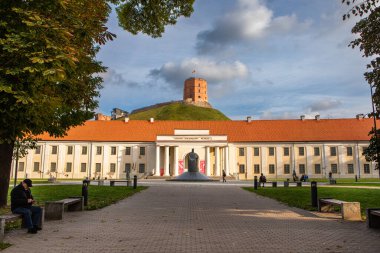 Vilnius, Litvanya - 30 Eylül 2022: Litvanya Ulusal Müzesi Kral Mindaugas (heykeltıraş Regimantas Midvikis, 2003) ve Gediminas Kalesi anıtlı.