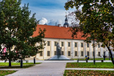 Vilnius, Litvanya - 30 Eylül 2022: Litvanya Ulusal Müzesi Kral Mindaugas anıtıyla (heykeltıraş Regimantas Midvikis, 2003).