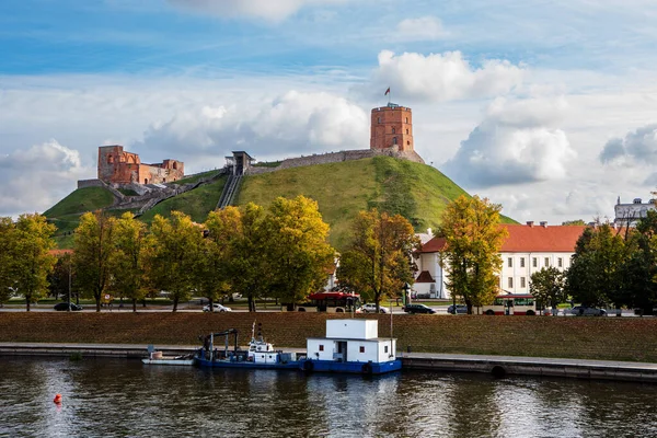 立陶宛维尔纽斯 2022年9月30日 Neris河 Mindaugas桥 Gediminas山和Gediminas塔 上城堡的其余部分 — 图库照片
