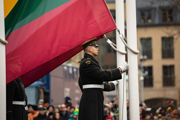 立陶宛维尔纽斯 2023年2月16日 在立陶宛国家恢复日庆祝活动中升起三个波罗的海国家国旗的仪式 — 图库照片