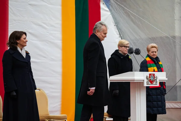 リトアニアのヴィリニュス 2023年2月16日 ギタナス ナウセダ大統領と配偶者のダイアナ ナウセディエン 元大統領ダリア グリバウスカイト元リトアニア国家復興の日 — ストック写真