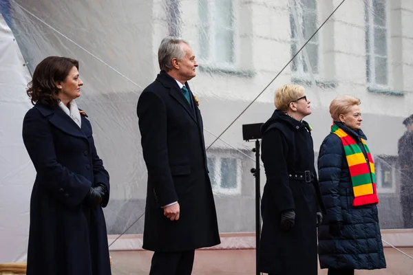 リトアニアのヴィリニュス 2023年2月16日 ギタナス ナウセダ大統領と配偶者のダイアナ ナウセディエン 元大統領ダリア グリバウスカイト元リトアニア国家復興の日 — ストック写真