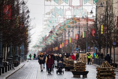 Vilnius, Litvanya - 16 Şubat 2023: Devlet Restorasyon Günü 'nün 105. yıldönümü münasebetiyle şenlik ateşleri 16 Şubat gecesi Gediminas Bulvarı' nda yakıldı.