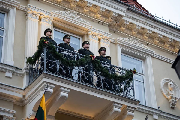 2023年2月16日リトアニアのヴィリニュス リトアニア評議会が1918年2月16日に独立法に署名した署名者の家のバルコニーから銃で兵士が敬礼 — ストック写真