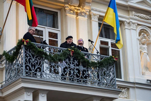 リトアニア ヴィリニュス 2023年2月16日 リトアニア初の国家元首ヴィータウタス ランツベルギスは 1918年2月16日にリトアニア評議会が独立法に署名した署名者の家のバルコニーから演説を行う — ストック写真