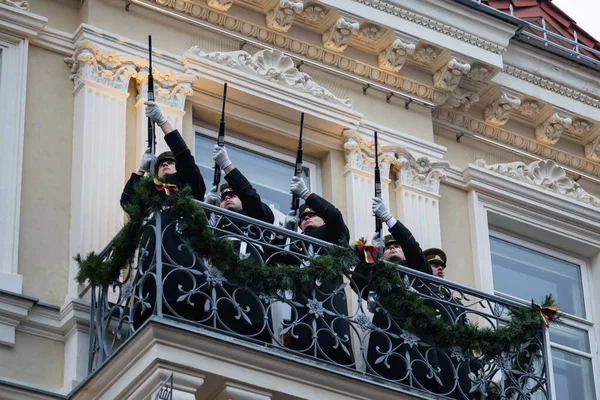2023年2月16日リトアニアのヴィリニュス リトアニア評議会が1918年2月16日に独立法に署名した署名者の家のバルコニーから銃で兵士が敬礼 — ストック写真