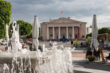 Vilnius, Litvanya - 3 Haziran 2022: Vilnius 'un kasaba meydanındaki belediye binası, Vilnius, Litvanya' daki geleneksel ticaret ve etkinliklerin merkezi..