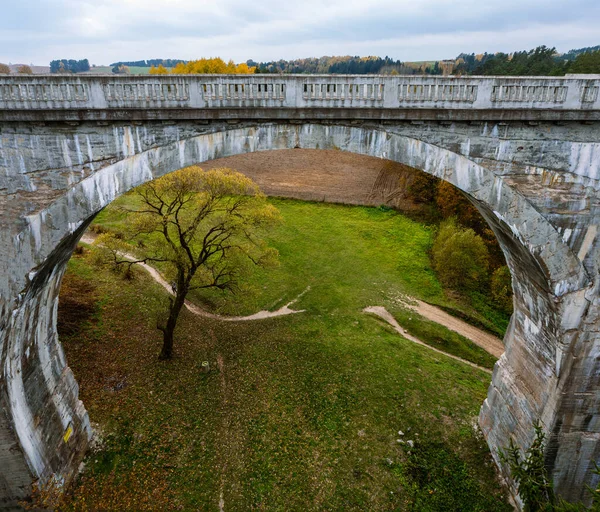 ポーランド北部Stanczykiにある古いコンクリート製鉄道橋 — ストック写真