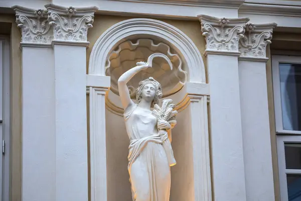 Rzeźba Niszy Zdobiąca Dom Sygnatariuszy Przy Ulicy Pilies Wilno Tekst — Zdjęcie stockowe
