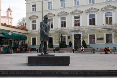 Vilnius, Litvanya - 24 Mart 2023: Vilnius 'taki Jonas Basanavicius Anıtı, 1918 yılında modern Litvanya eyaletinin kurucusu. Heykeltıraş Gediminas Piekuras, 2018.