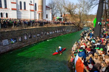 Vilnius, Litvanya - 18 Mart 2023: Yüzlerce insan Vilnius 'ta Aziz Patrick gününü kutluyor. Vilnele nehri İrlanda 'nın koruyucu azizi olarak yeşile boyanmıştı..
