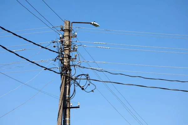 Bir sürü kablosu ve lambası olan eski elektrik direği