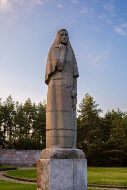 Pirciupiai, Litvanya - 15 Ekim 2022: Pirciupiai Anıtı, Nazilerin Pirciupiai 'de 119 kişiyi diri diri yaktığı 2. Dünya Savaşı' nı anmak için yapıldı. Heykeltıraş G. Jokubonis, 1960.