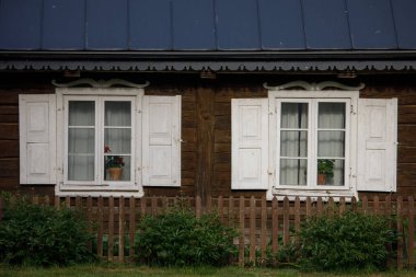 Geleneksel Litvanya evi detayı: Geleneksel süslemeli pencereler. Pervazninkai 'deki etnografik çiftlik, Sakiai bölgesi, Litvanya