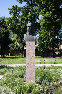 Kaunas, Litvanya - 12 Ağustos 2022: Şehir Bahçesinde Litvanyalı şarkıcı Kipras Petrauskas Anıtı (heykeltıraş L. Strioga, 1985).