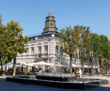 Kaunas, Litvanya - 12 Ağustos 2022 Metropolis Oteli, 19. yüzyıl oteli, ağaçlarla kaplı bir caddede Laisves aleja. 