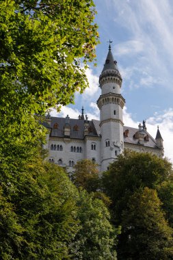 Dünyaca ünlü Neuschwanstein Şatosu, Kral II. Ludwig için inşa edilen 19. yüzyıl Roma Diriliş Sarayı, Fussen, Bavyera, Almanya yakınlarındaki manzaralı dağ manzaralı