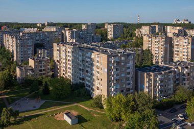 Vilnius, Litvanya 'nın Fabijoniskes ilçesindeki tipik sovietik prefabrik apartman daireleri.