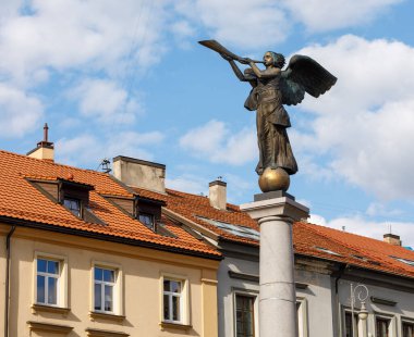 Vilnius, Litvanya - 22 Nisan 2023: Uzupis Angel heykeli (heykeltıraş Romas Vilciauskas) 2002 yılında Uzupis ilçesinin merkez meydanına yerleştirildi. Uzupis 'in sembolü haline geldi..