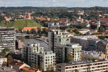 Vilnius, Litvanya - 12 Ağustos 2024: Vilnius şehir manzarası Gediminas 'ın Kulesi ve tepesi, Vilnius Belediye Binası' nın hava manzarası.