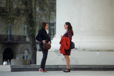 Vilnius, Litvanya - 22 Nisan 2023: St. Stanislaus ve St. Ladislaus Katedral Bazilikası önünde iki kadın birbiriyle konuşuyor.