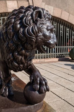 Kaunas, Litvanya - 2 Ekim 2021: Kaunas Vytautas Magnus Savaş Müzesi girişine yakın tarihsel bir aslan heykeli.