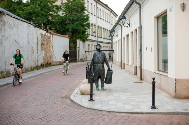 Vilnius, Litvanya - 21 Haziran 2023: Vilnius Yahudi mahallesinde heykel suyu taşıyıcısı. Heykeltıraş Romualdas Kvintas, 2020.