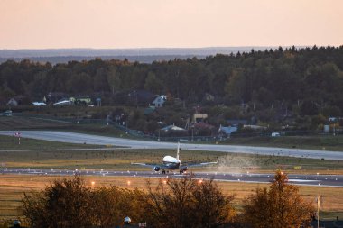 Vilnius, Litvanya - 6 Ekim 2022 VNO Vilnius Uluslararası Havaalanına iniş. Liepkalnis tepesinden görüntü. 