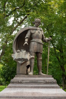 Kaunas, Litvanya - 18 Ağustos 2024: Litvanya Büyük Dükünün Anıtı ve Polonya Kralı Aleksandras Jogailaitis (Alexander Jagiellon). Heykeltraşlar O. Sydoruk, B. Krylov, 2024.