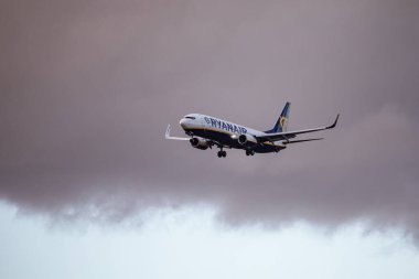Vilnius, Litvanya - 6 Ekim 2022: Ryanair Boeing 737-8AS SP-RKF VNO Vilnius Uluslararası Havaalanına indi.